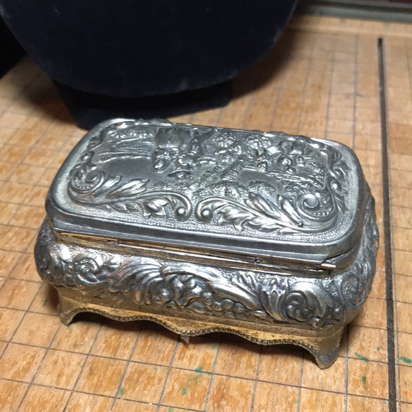 Embossed Silver Metal Jewelry Box Courting Couples GVC Japan 3.75”Lx2.5”Wx2”H - Picture 6 of 12